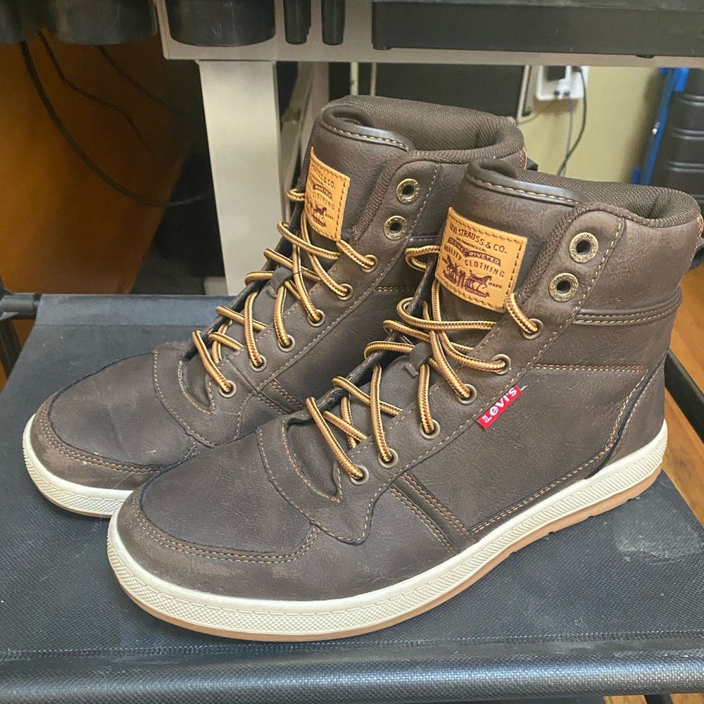 Men's Stanton High Top Sneaker Boot. Size 9.5 Mens